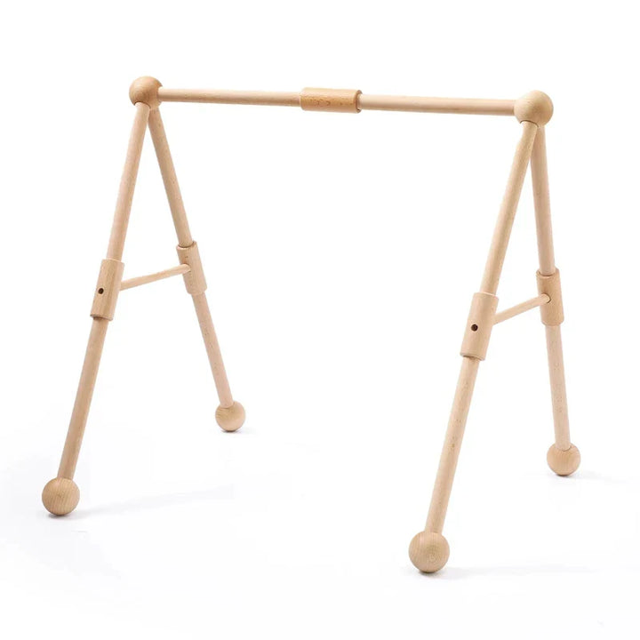 "Houten speelgym voor baby's, educatief en milieuvriendelijk, met kleurrijke dierenhangers en stevige houten constructie."