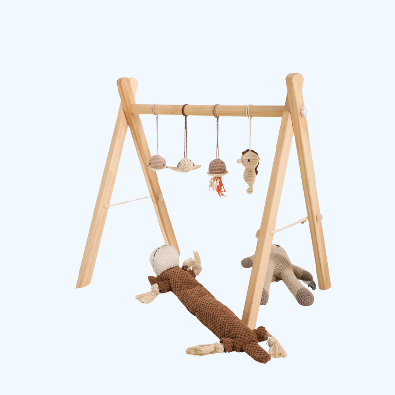 "Houten speelgym voor baby's, educatief en milieuvriendelijk, met kleurrijke dierenhangers en stevige houten constructie."