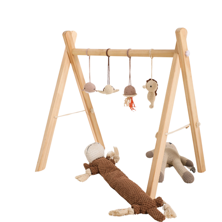 "Houten speelgym voor baby's, educatief en milieuvriendelijk, met kleurrijke dierenhangers en stevige houten constructie."