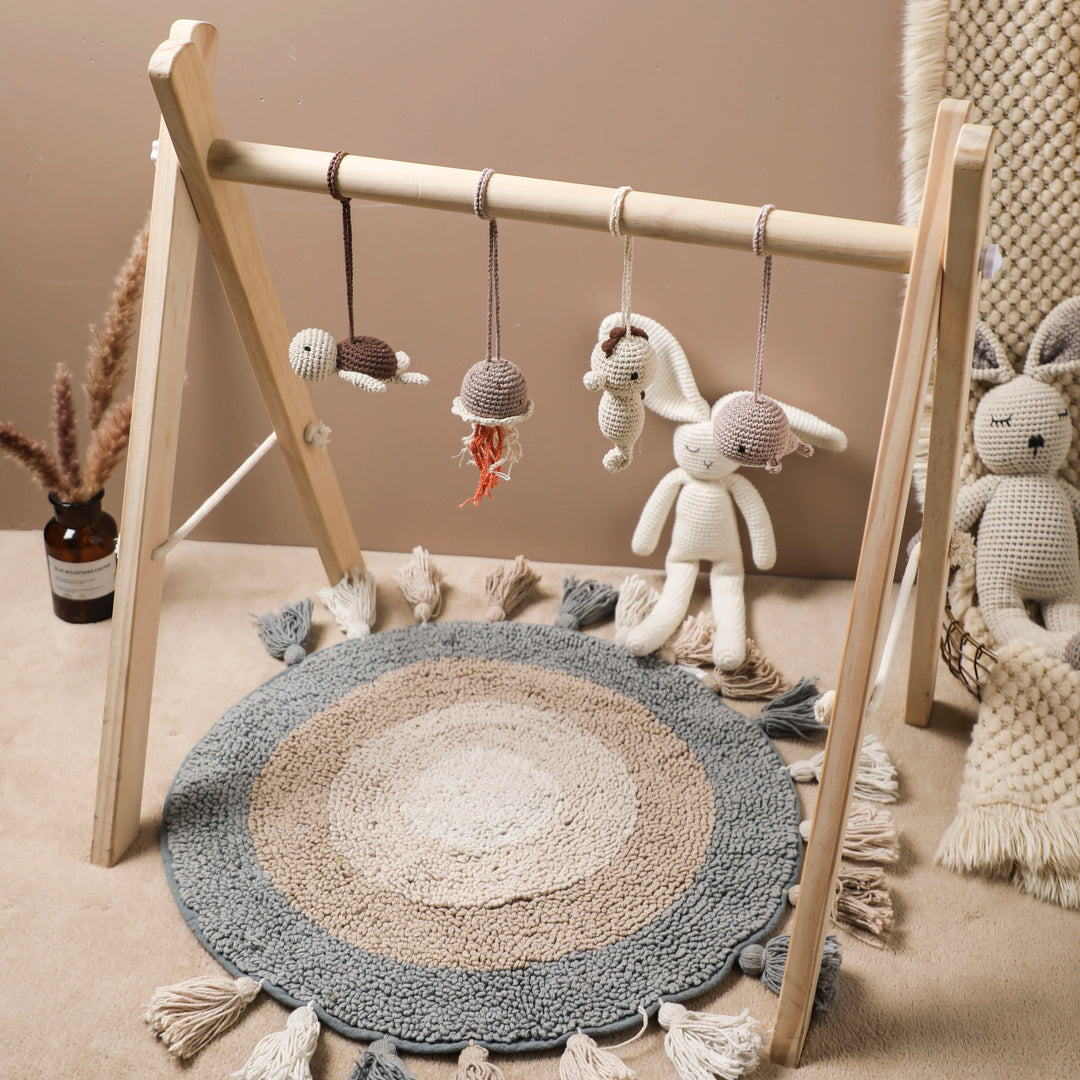 "Houten speelgym voor baby's, educatief en milieuvriendelijk, met kleurrijke dierenhangers en stevige houten constructie."