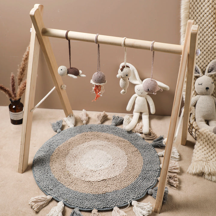 "Houten speelgym voor baby's, educatief en milieuvriendelijk, met kleurrijke dierenhangers en stevige houten constructie."