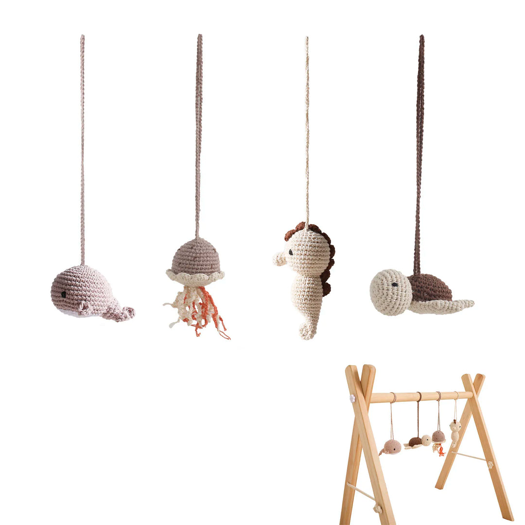 "Houten speelgym voor baby's, educatief en milieuvriendelijk, met kleurrijke dierenhangers en stevige houten constructie."