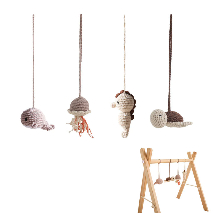 "Houten speelgym voor baby's, educatief en milieuvriendelijk, met kleurrijke dierenhangers en stevige houten constructie."