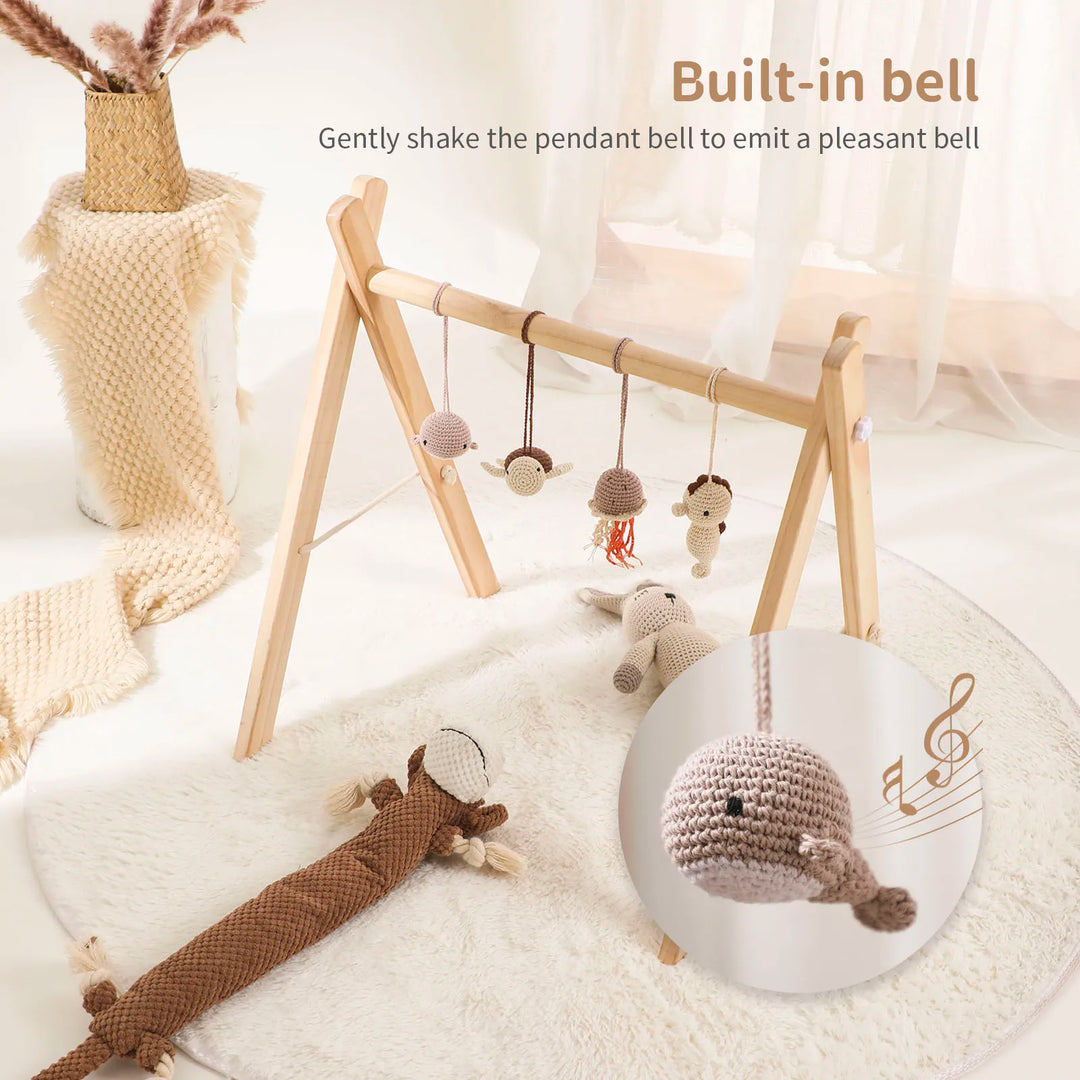 "Houten speelgym voor baby's, educatief en milieuvriendelijk, met kleurrijke dierenhangers en stevige houten constructie."