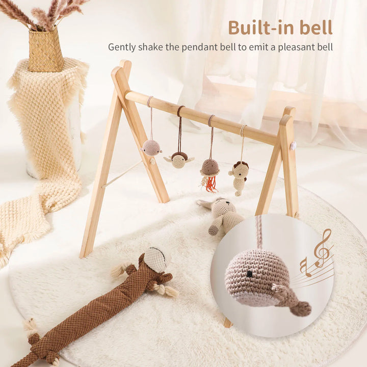 "Houten speelgym voor baby's, educatief en milieuvriendelijk, met kleurrijke dierenhangers en stevige houten constructie."