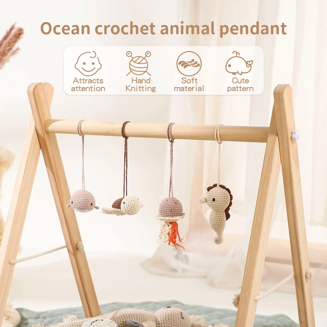 "Houten speelgym voor baby's, educatief en milieuvriendelijk, met kleurrijke dierenhangers en stevige houten constructie."