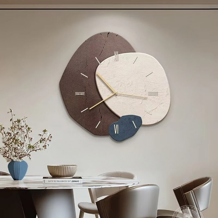 "Houten wandklok met LED lamp, eigentijdse stijl, natuurlijk hout, geïntegreerde sfeerverlichting, modern interieur."