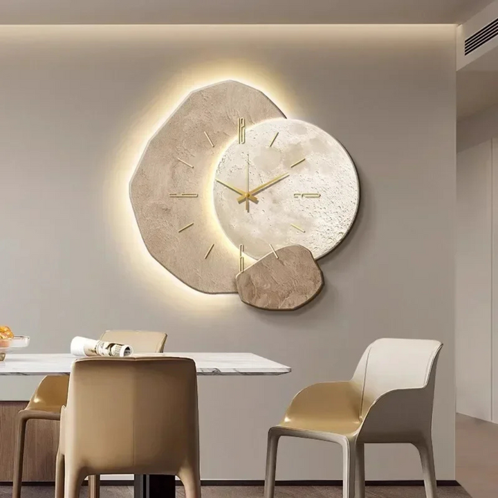 "Houten wandklok met LED lamp, eigentijdse stijl, natuurlijk hout, geïntegreerde sfeerverlichting, modern interieur."