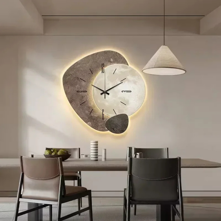 "Houten wandklok met LED lamp, eigentijdse stijl, natuurlijk hout, geïntegreerde sfeerverlichting, modern interieur."