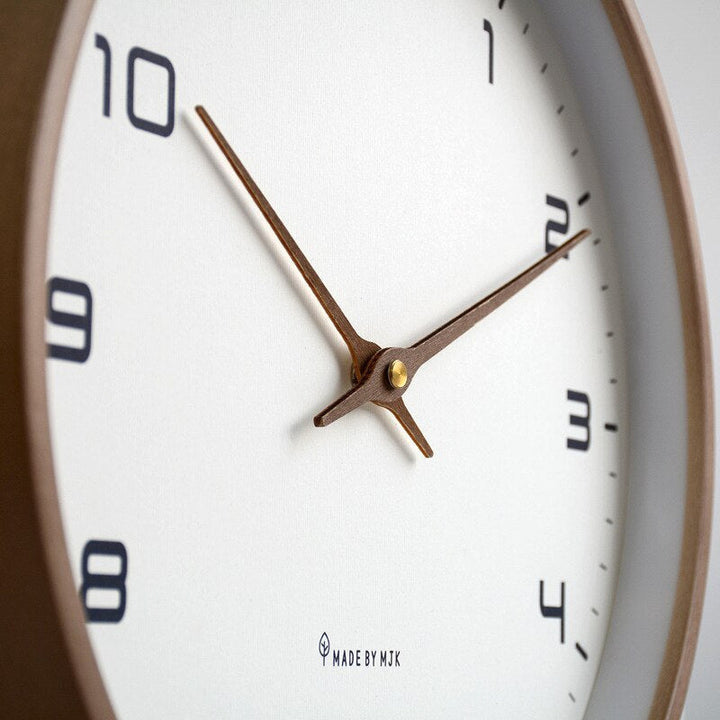 "Houten wandklok met Scandinavisch design, minimalistisch en stil mechanisme, past in elke moderne woon- of slaapkamer."