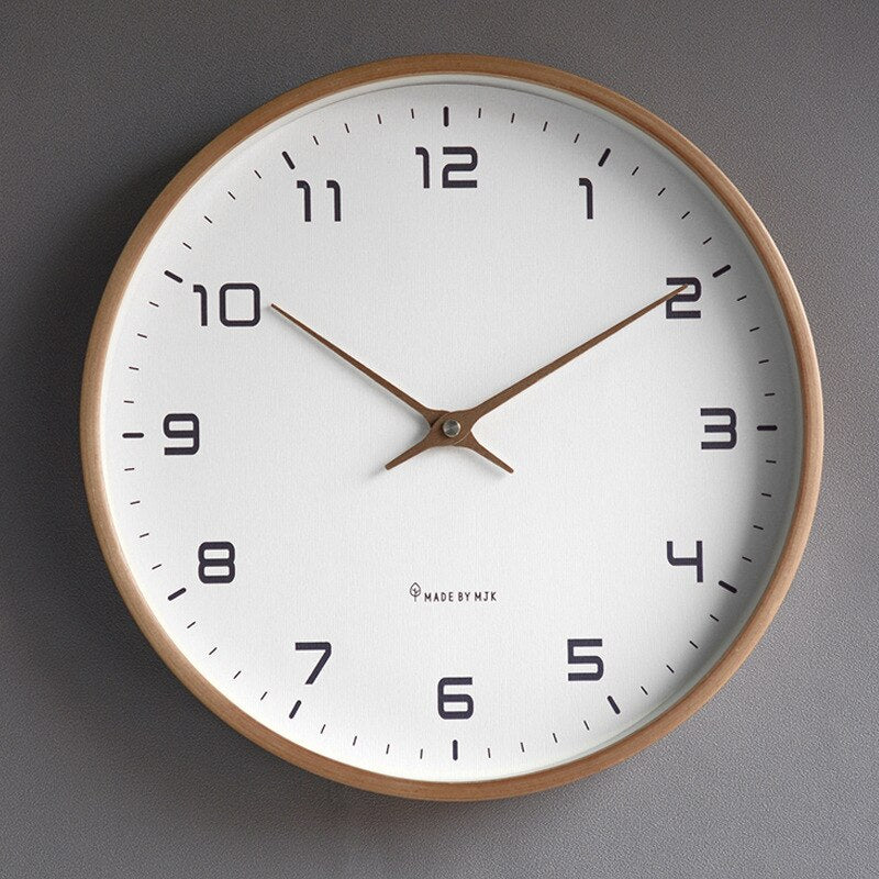 "Houten wandklok met Scandinavisch design, minimalistisch en stil mechanisme, past in elke moderne woon- of slaapkamer."