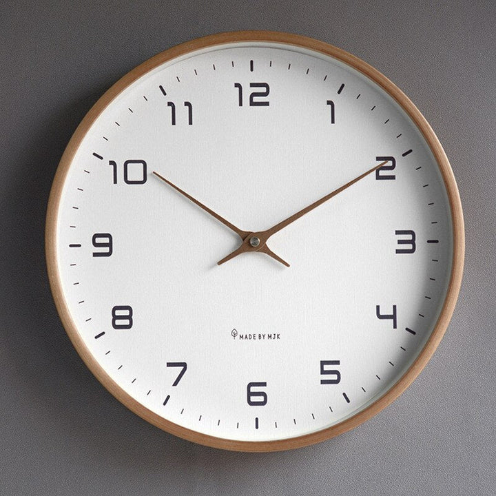 "Houten wandklok met Scandinavisch design, minimalistisch en stil mechanisme, past in elke moderne woon- of slaapkamer."