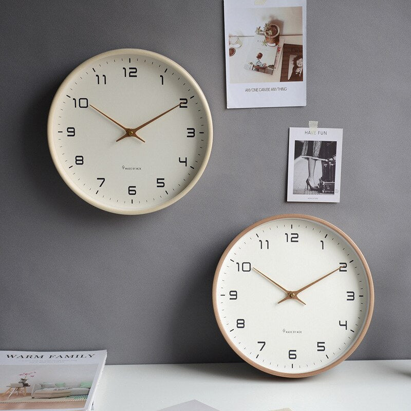 "Houten wandklok met Scandinavisch design, natuurlijk hout, minimalistische stijl, ideaal voor moderne interieurs."