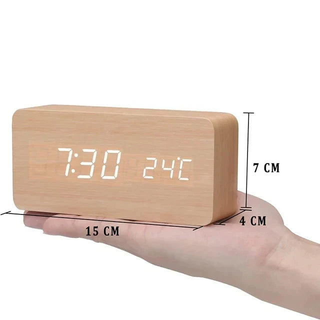 Houten wekker met LED-display, spraakbesturing en temperatuurweergave; elegant design voor elke moderne slaapkamer.