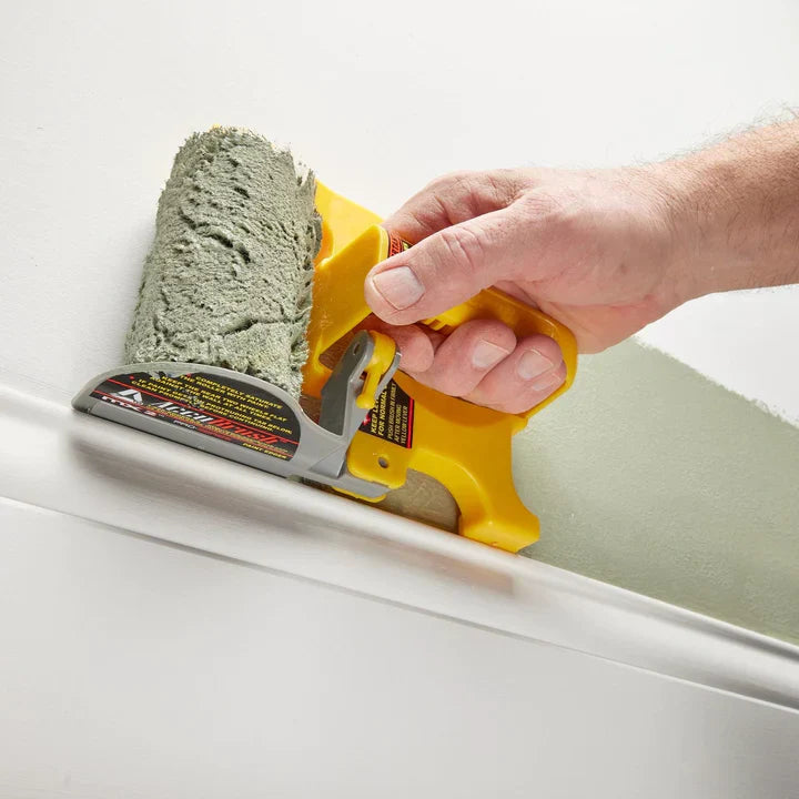 "Innovatieve verfroller met zijgeleider voor strakke randen, ergonomisch handvat, ideaal voor precisie schilderwerk."