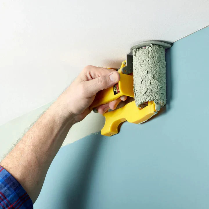 "Innovatieve verfroller met zijgeleider voor strakke randen, ergonomisch handvat, ideaal voor precisie schilderwerk."