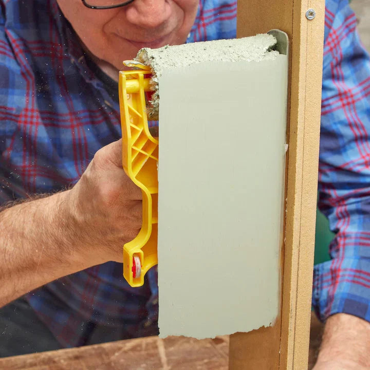 "Innovatieve verfroller met zijgeleider voor strakke randen, ergonomisch handvat, ideaal voor precisie schilderwerk."