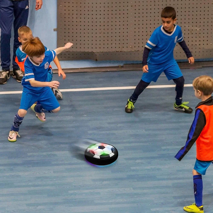 "Interactieve zwevende voetbal met LED, kleurrijk en veilig door schuimrand, stimuleert actieve beweging en samenwerking."