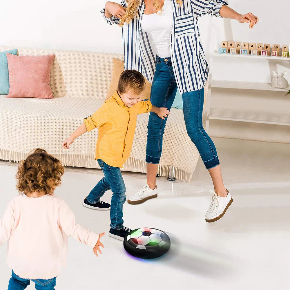 "Interactieve zwevende voetbal met LED, kleurrijk en veilig door schuimrand, stimuleert actieve beweging en samenwerking."
