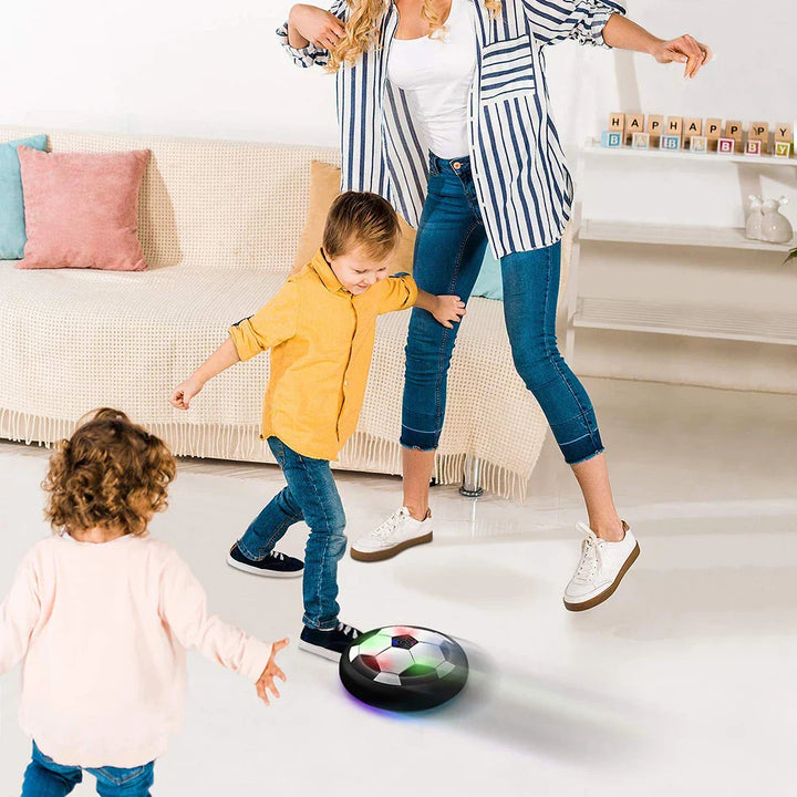 "Interactieve zwevende voetbal met LED, kleurrijk en veilig door schuimrand, stimuleert actieve beweging en samenwerking."