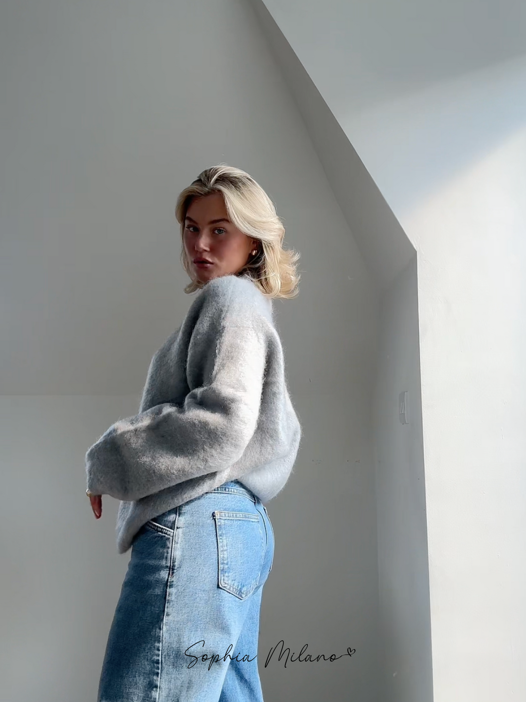 "Ishara trui vooraanzicht, zacht wit met ronde hals en aansluitende pasvorm, ideaal voor casual en formele gelegenheden."