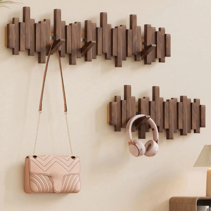 "Kapstok met pianotoetsen design in walnoot/beukenhout, artistiek en stijlvol voor een elegante interieurdecoratie."