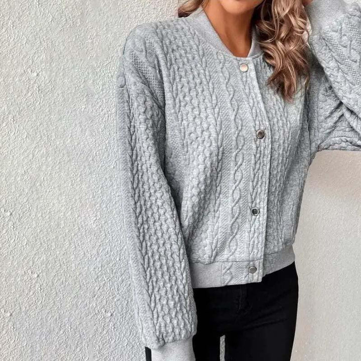 "Kasia casual kabelgebreid damesvest met knoopsluiting, elegant kabelpatroon, comfortabele pasvorm, stijlvol en veelzijdig."