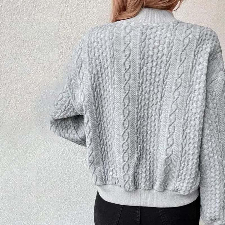 "Kasia casual kabelgebreid damesvest met knoopsluiting, elegant kabelpatroon, comfortabele pasvorm, stijlvol en veelzijdig."