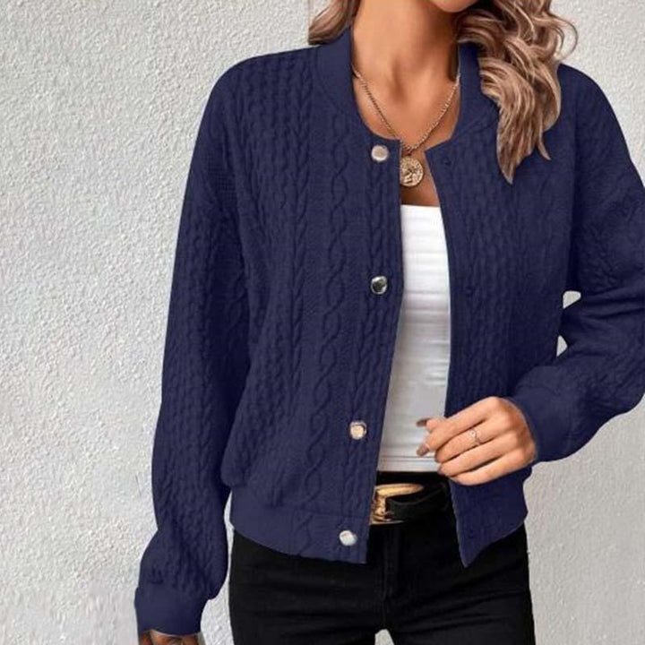 "Kasia casual kabelgebreid damesvest met knoopsluiting, elegant kabelpatroon, comfortabele pasvorm, stijlvol en veelzijdig."
