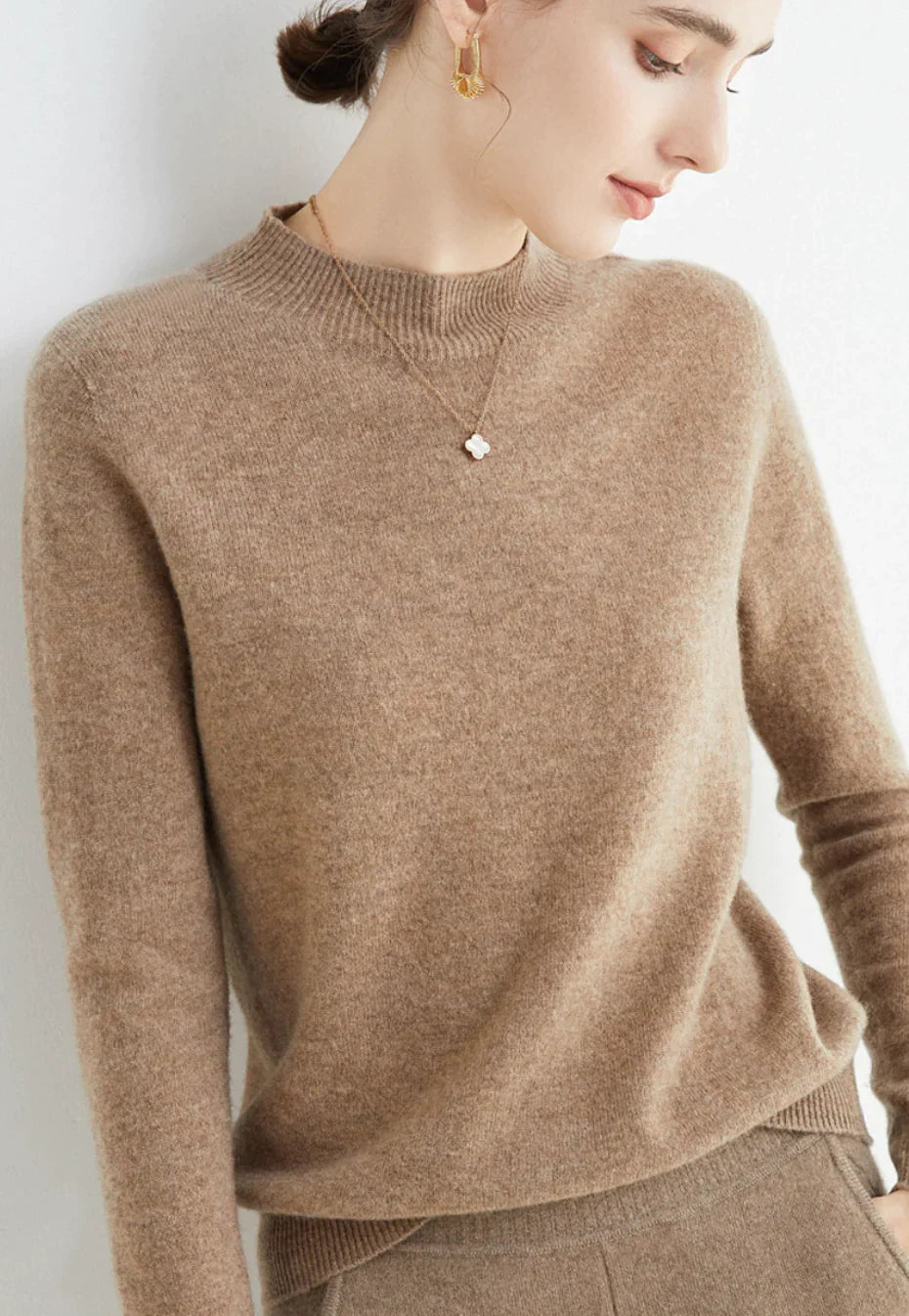 "Kasjmier trui Cindie, warmte en elegantie, zachte stof, diverse kleuren, klassieke damesstijl, ideaal voor elk seizoen."