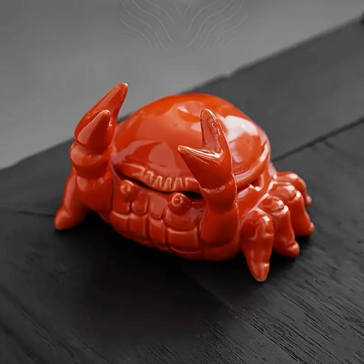 "Keramische krab asbak, uniek en decoratief ontwerp. Gedetailleerd, creatief accessoire voor huis of kantoor."