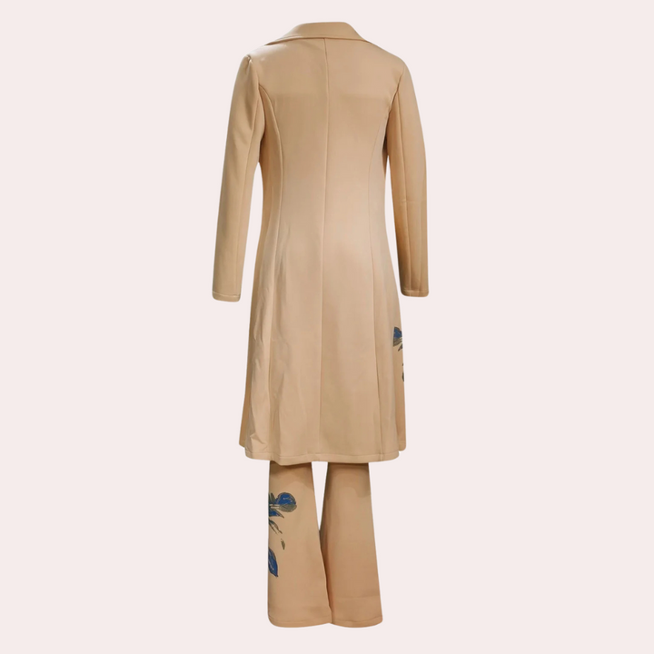 "Khaki driedelige dames set met broek, top en jas, elegant voor formeel en casual gebruik."