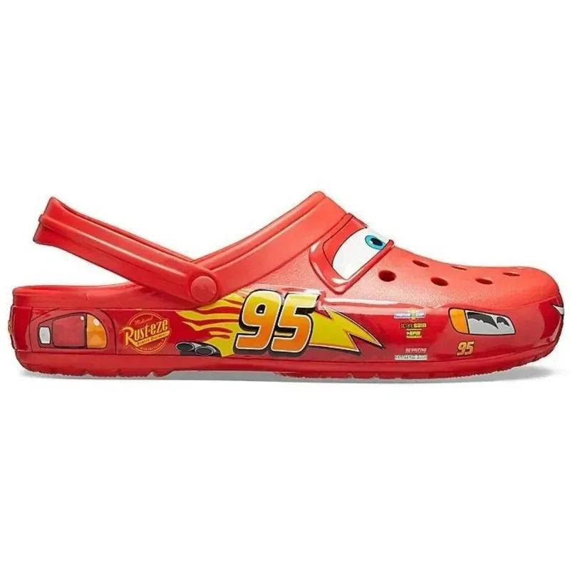 "Kinder Crocs met kleurrijk Cars design, antislipzolen, comfort, Lightning McQueen motief, ideaal voor veilig spelen."