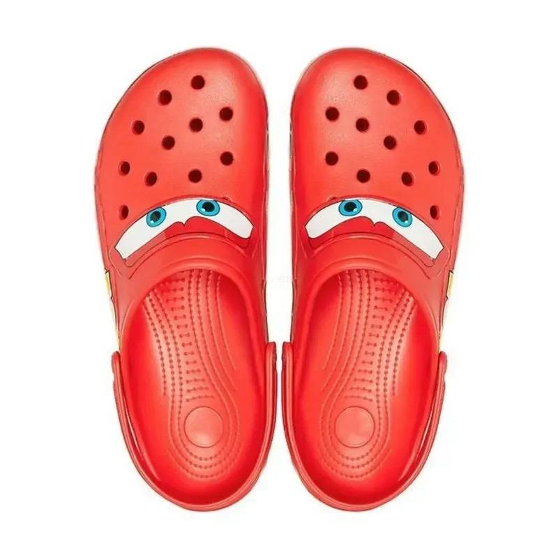 "Kinder Crocs met kleurrijk Cars design, antislipzolen, comfort, Lightning McQueen motief, ideaal voor veilig spelen."