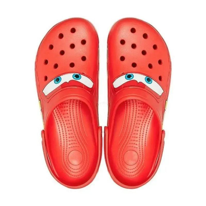 "Kinder Crocs met kleurrijk Cars design, antislipzolen, comfort, Lightning McQueen motief, ideaal voor veilig spelen."