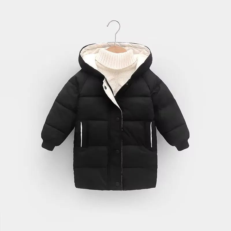 "Kinderen in waterdichte, warme winterjas met slim fit design, spelend in de sneeuw, comfortabel en stijlvol gekleed."