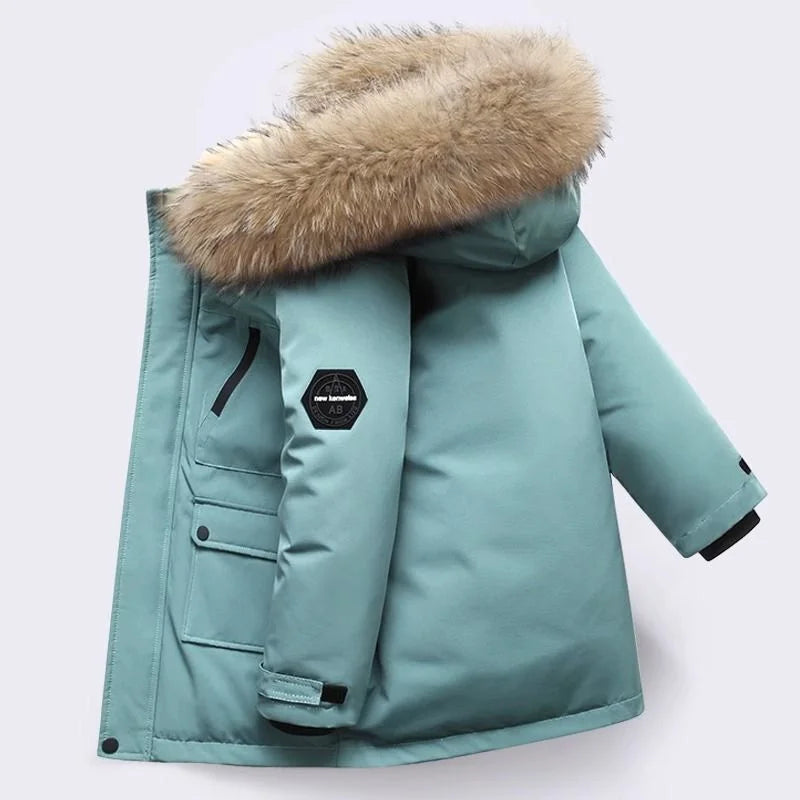 "Kinderen in waterdichte, warme winterjas met slim fit design, spelend in de sneeuw, comfortabel en stijlvol gekleed."