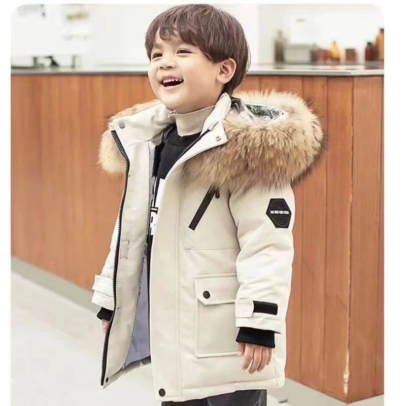 "Kinderen in waterdichte, warme winterjas met slim fit design, spelend in de sneeuw, comfortabel en stijlvol gekleed."