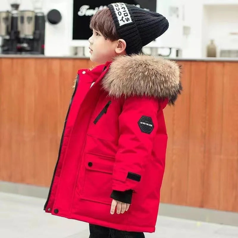 "Kinderen in waterdichte, warme winterjas met slim fit design, spelend in de sneeuw, comfortabel en stijlvol gekleed."