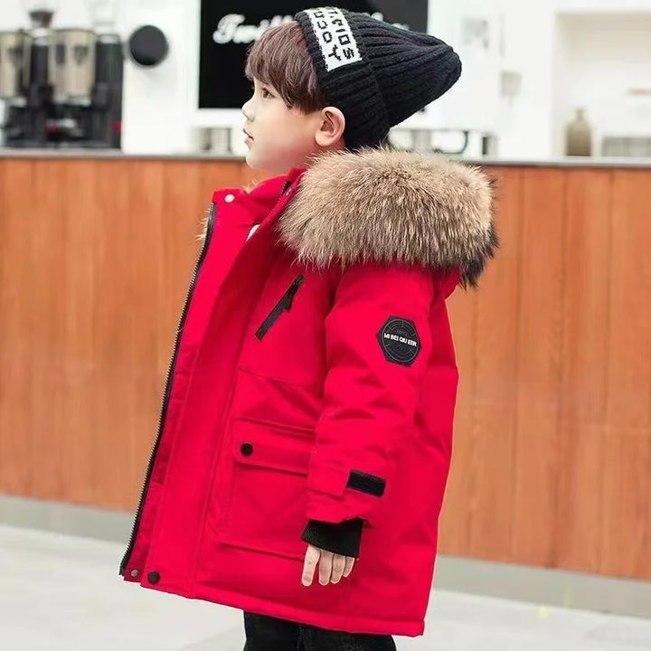 "Kinderen in waterdichte, warme winterjas met slim fit design, spelend in de sneeuw, comfortabel en stijlvol gekleed."