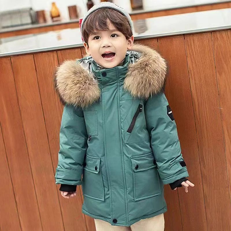 "Kinderen in waterdichte, warme winterjas met slim fit design, spelend in de sneeuw, comfortabel en stijlvol gekleed."
