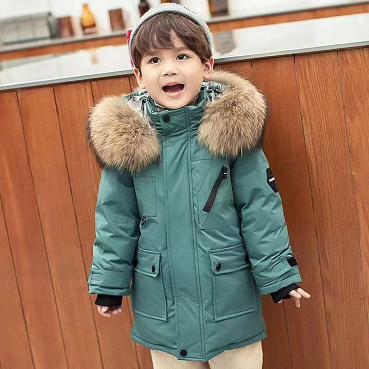 "Kinderen in waterdichte, warme winterjas met slim fit design, spelend in de sneeuw, comfortabel en stijlvol gekleed."