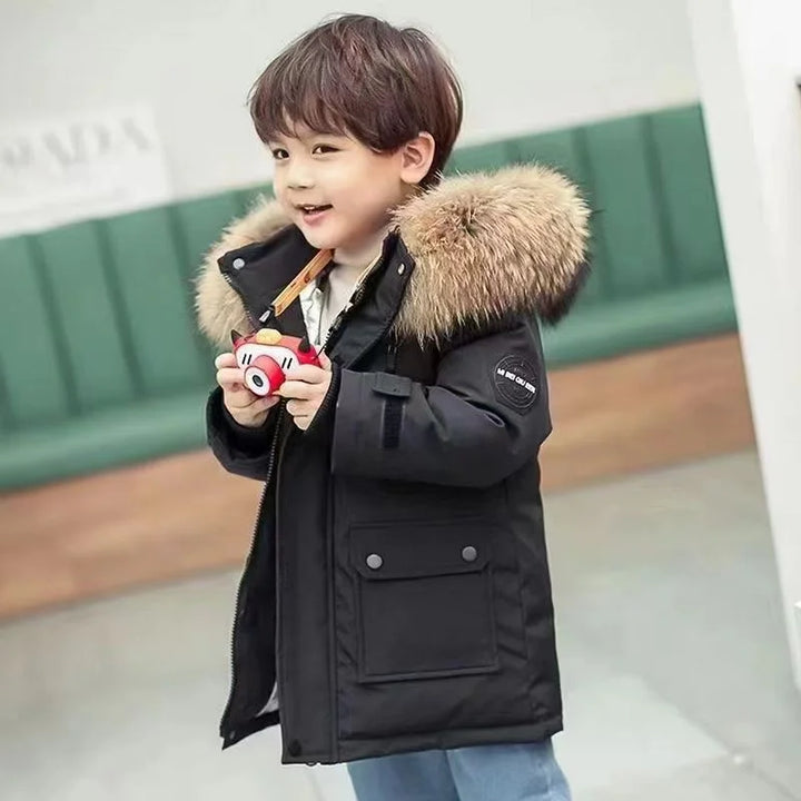 "Kinderen in waterdichte, warme winterjas met slim fit design, spelend in de sneeuw, comfortabel en stijlvol gekleed."