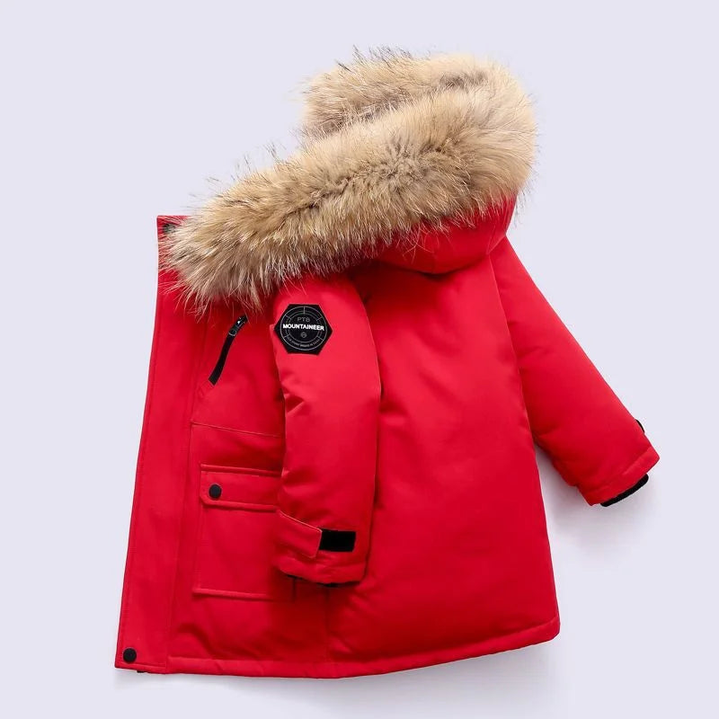 "Kinderen in waterdichte, warme winterjas met slim fit design, spelend in de sneeuw, comfortabel en stijlvol gekleed."