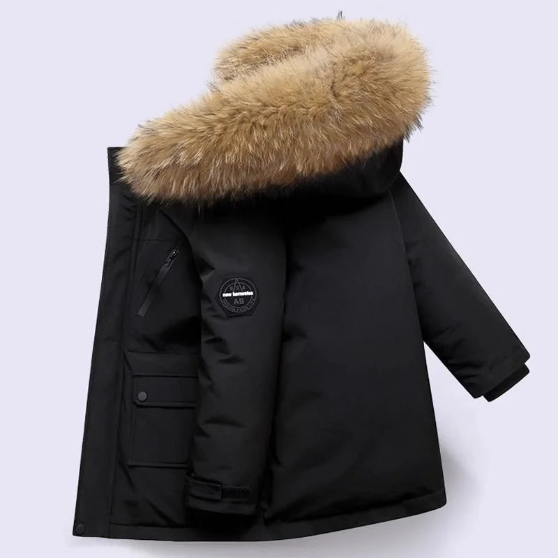 "Kinderen in waterdichte, warme winterjas met slim fit design, spelend in de sneeuw, comfortabel en stijlvol gekleed."