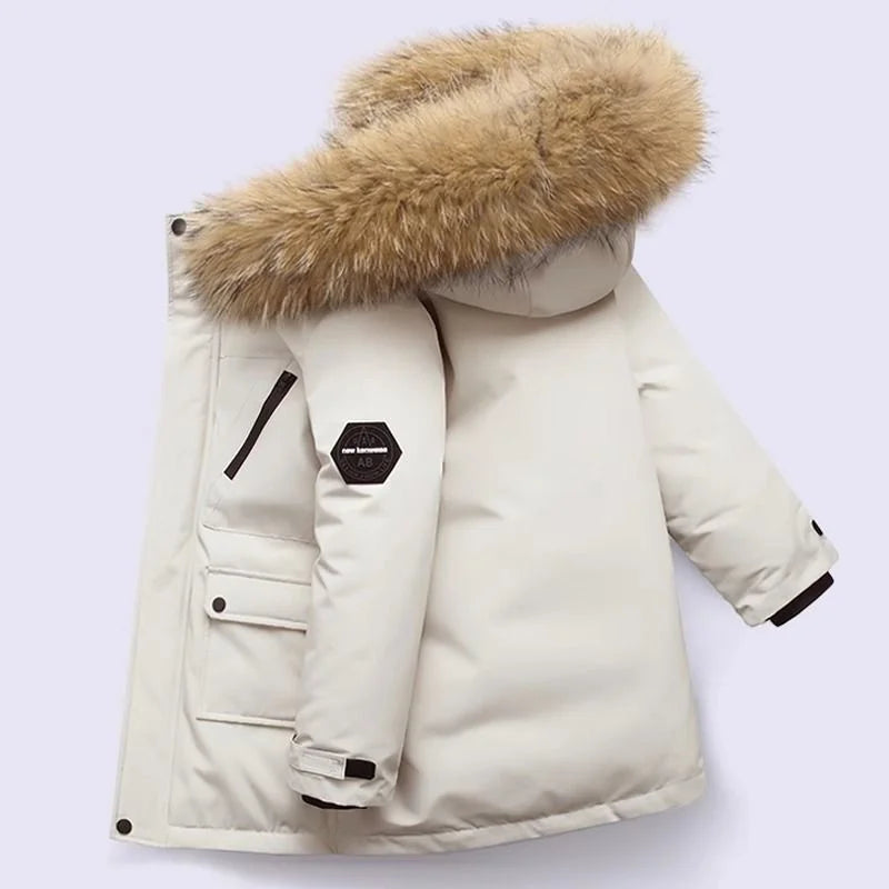 "Kinderen in waterdichte, warme winterjas met slim fit design, spelend in de sneeuw, comfortabel en stijlvol gekleed."