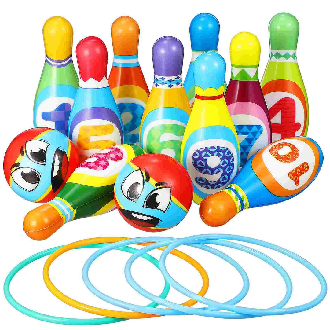 "Kinderen spelen met kleurrijke bowling set met genummerde kegels en ballen voor educatief plezier binnen en buiten."