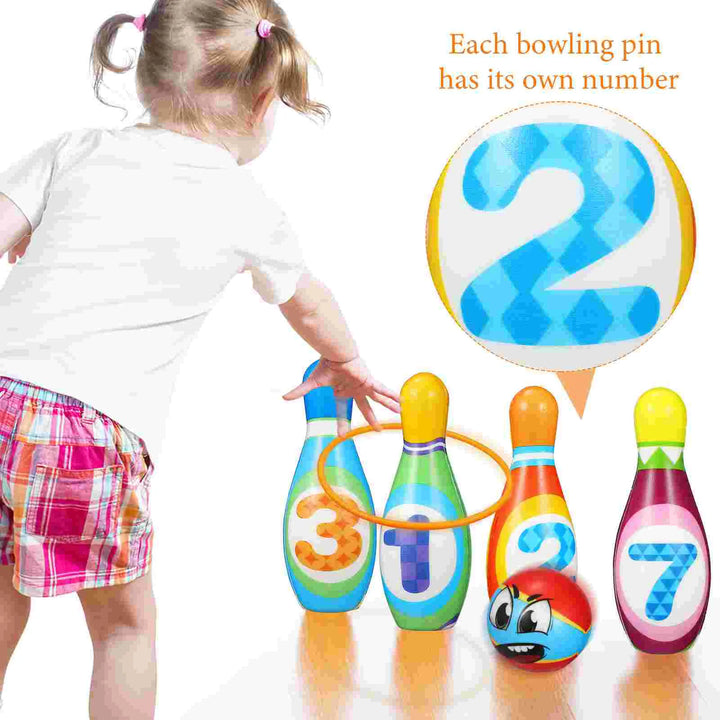 "Kinderen spelen met kleurrijke bowling set met genummerde kegels en ballen voor educatief plezier binnen en buiten."