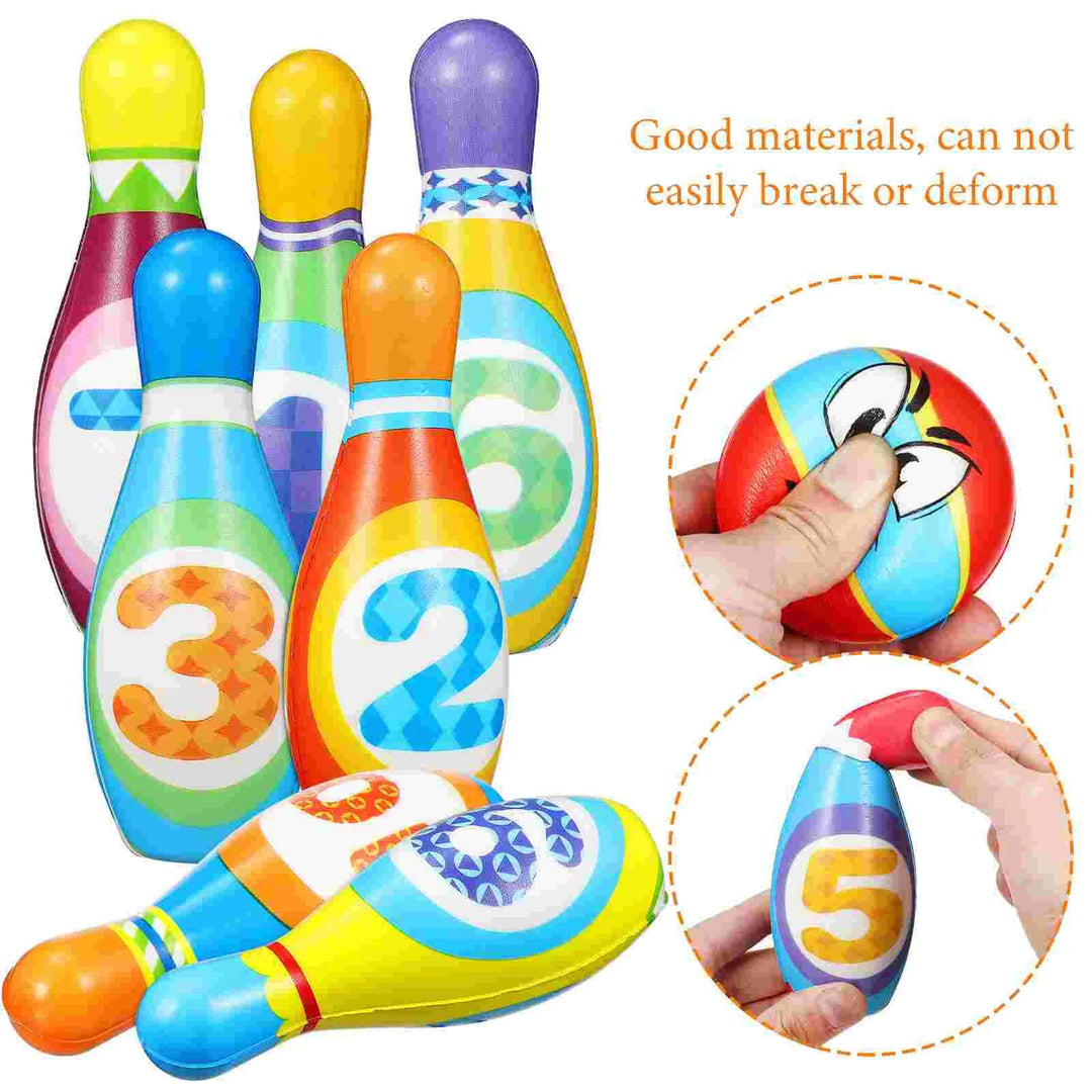 "Kinderen spelen met kleurrijke bowling set met genummerde kegels en ballen voor educatief plezier binnen en buiten."