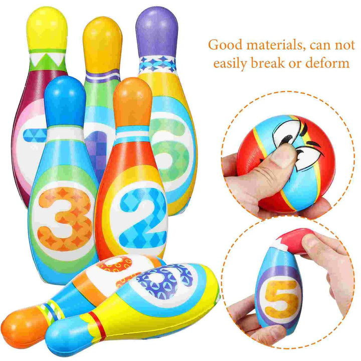 "Kinderen spelen met kleurrijke bowling set met genummerde kegels en ballen voor educatief plezier binnen en buiten."